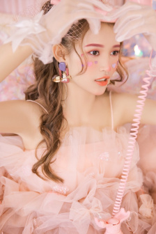 扒掉内裤露出打嫩嫩的屁股